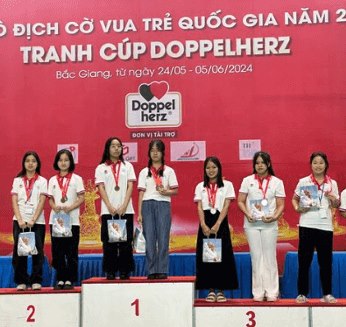 Học viên Caissa trên bục nhận huy chương Giải vô địch Cờ vua trẻ Quốc gia 2024