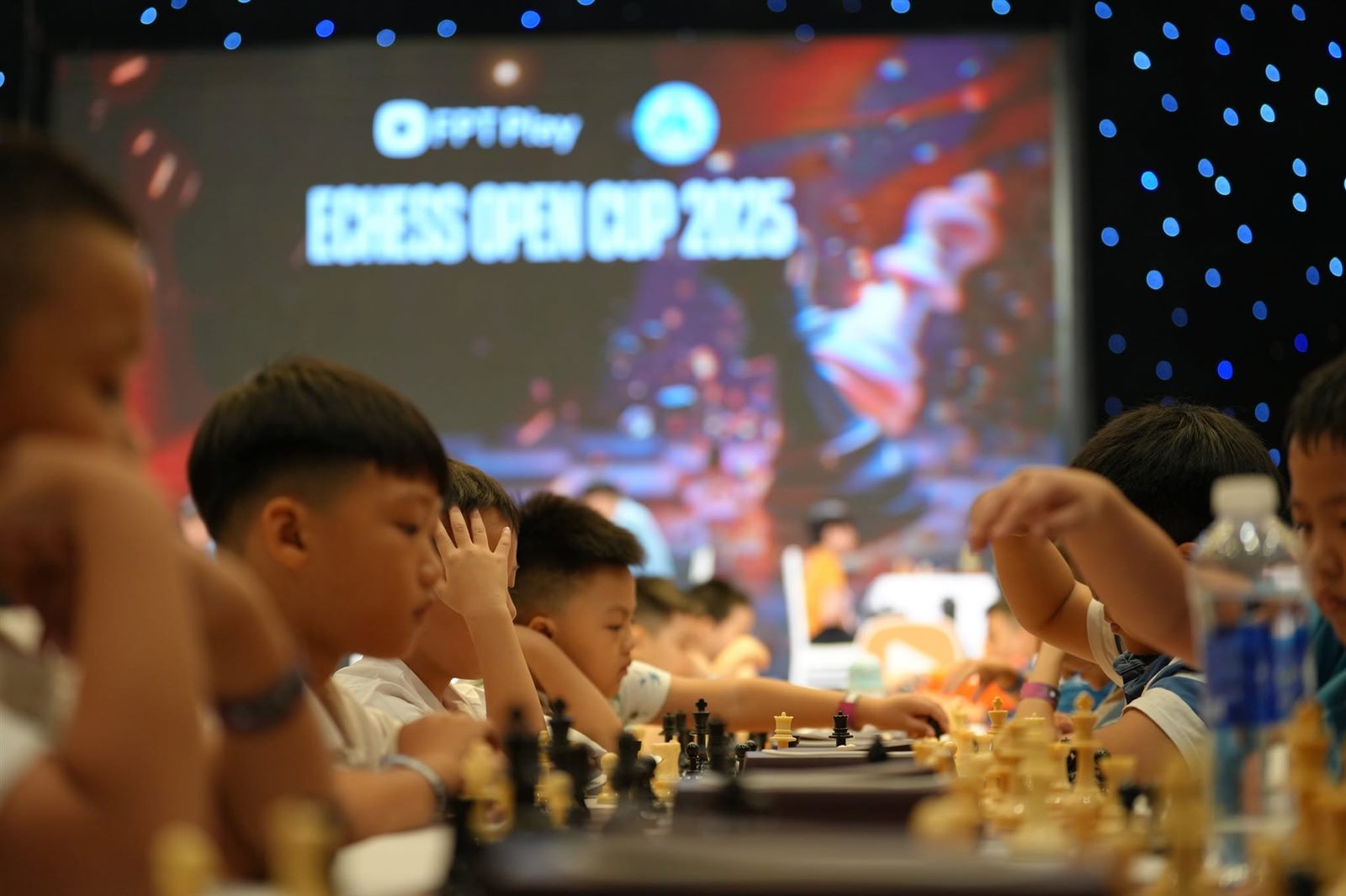 Kỳ thủ nhí thi đấu trước màn hình EChess Open Cup 2025