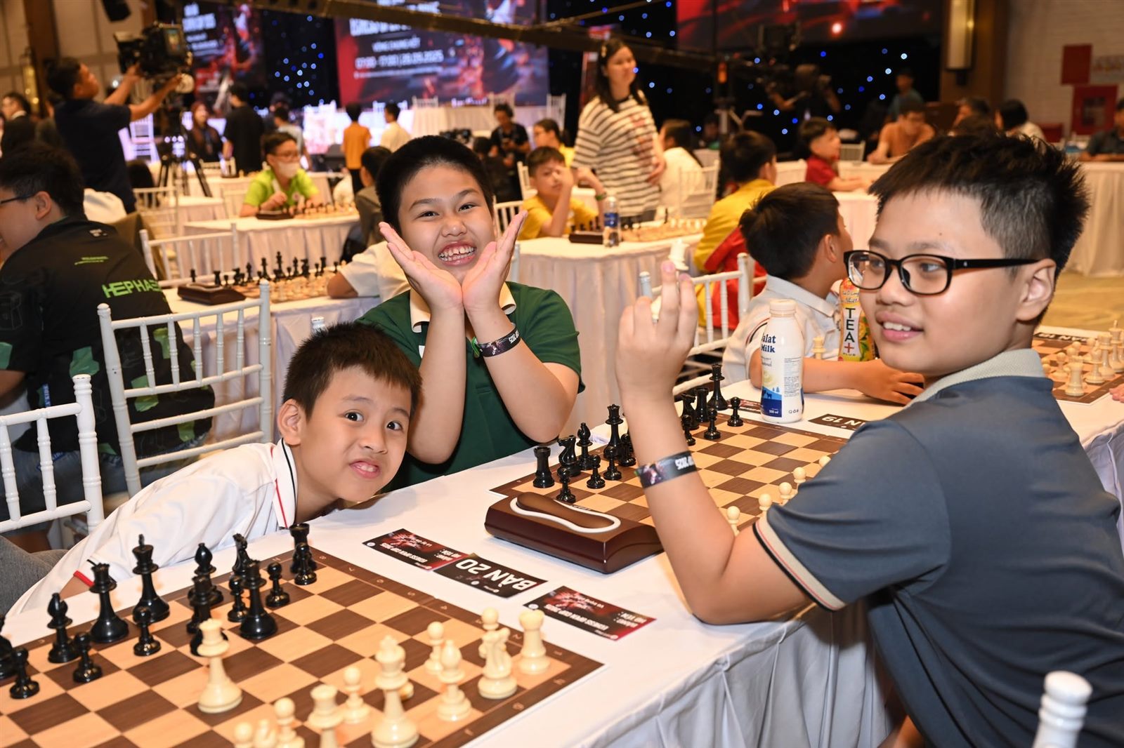 Các kỳ thủ nhí tạo dáng bên bàn cờ