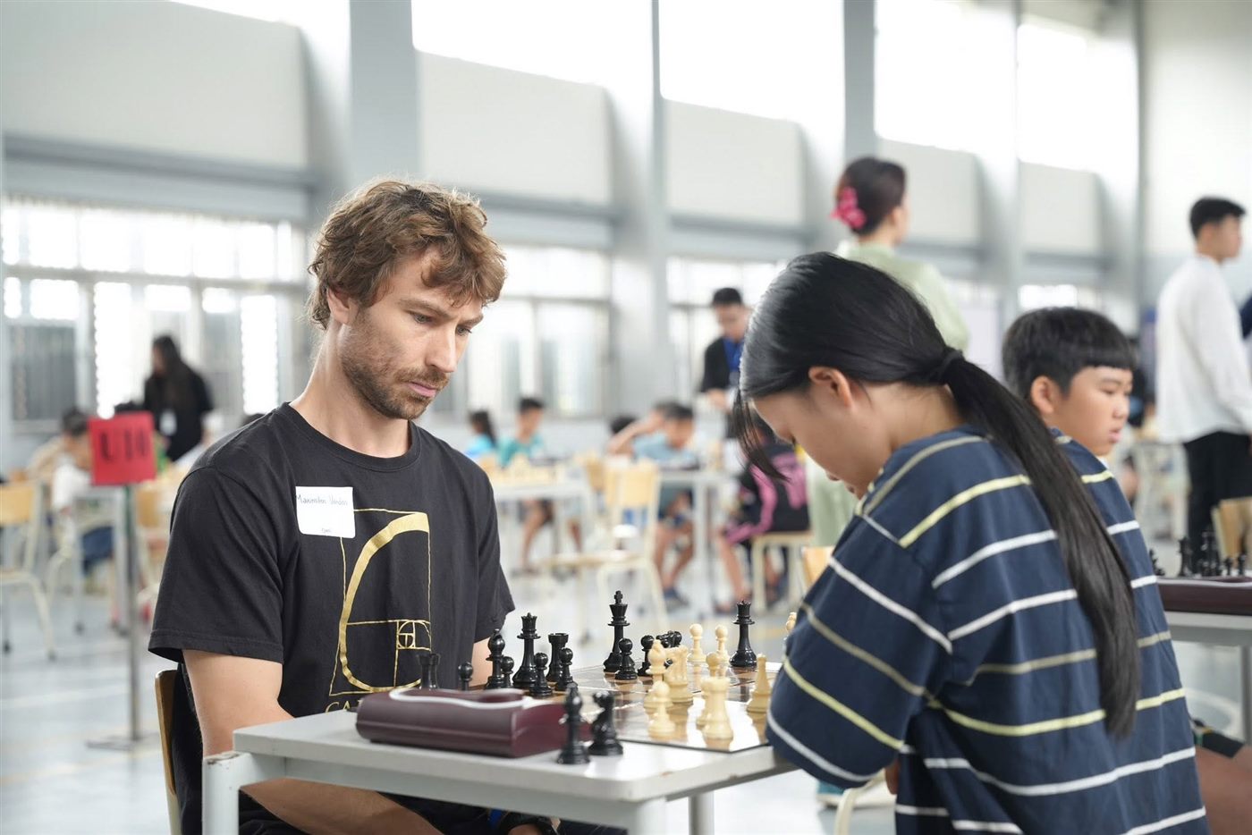 Kỳ thủ mọi lứa tuổi thi đấu bảng Open