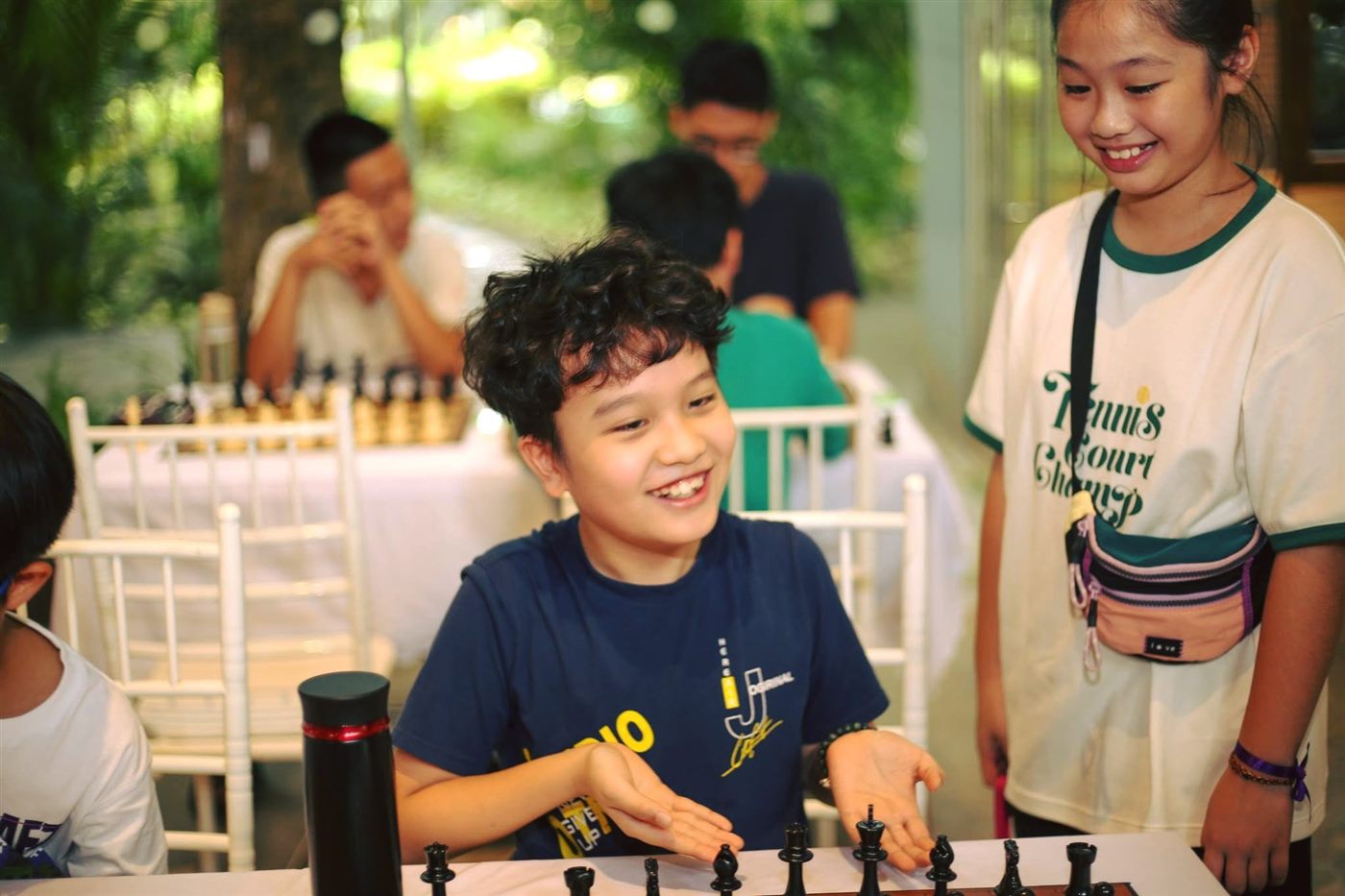 Kỳ thủ nhí rạng rỡ sau ván đấu