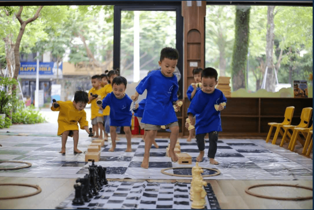 Các bé học cờ vua trên bàn cờ khổng lồ