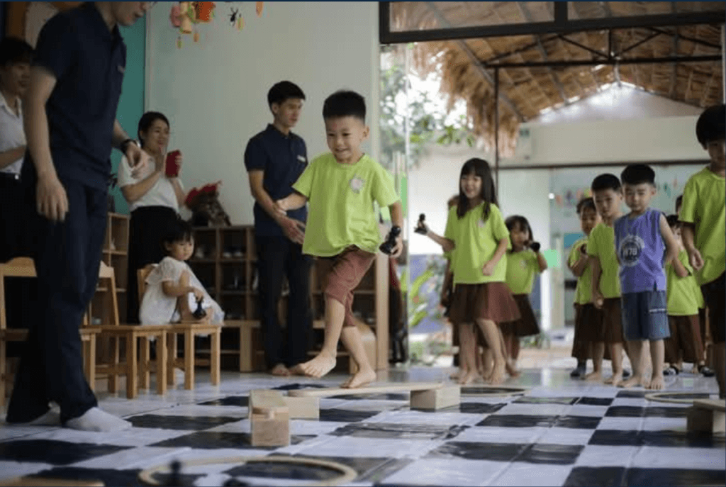 Bé học cờ trên bàn cờ khổng lồ