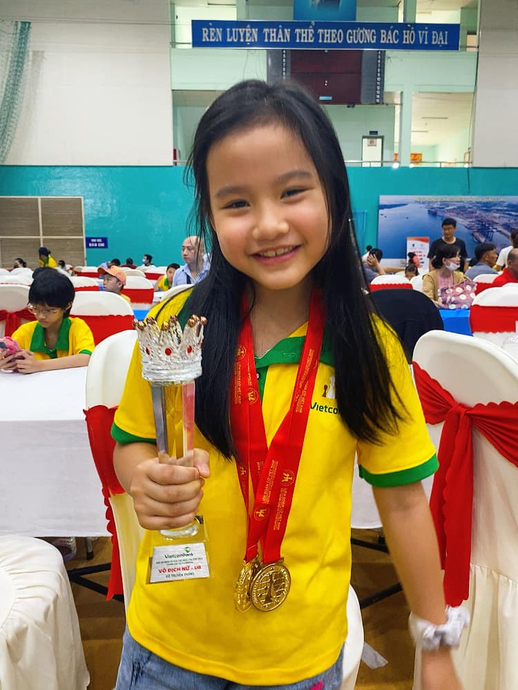 Học viên với cúp và huy chương